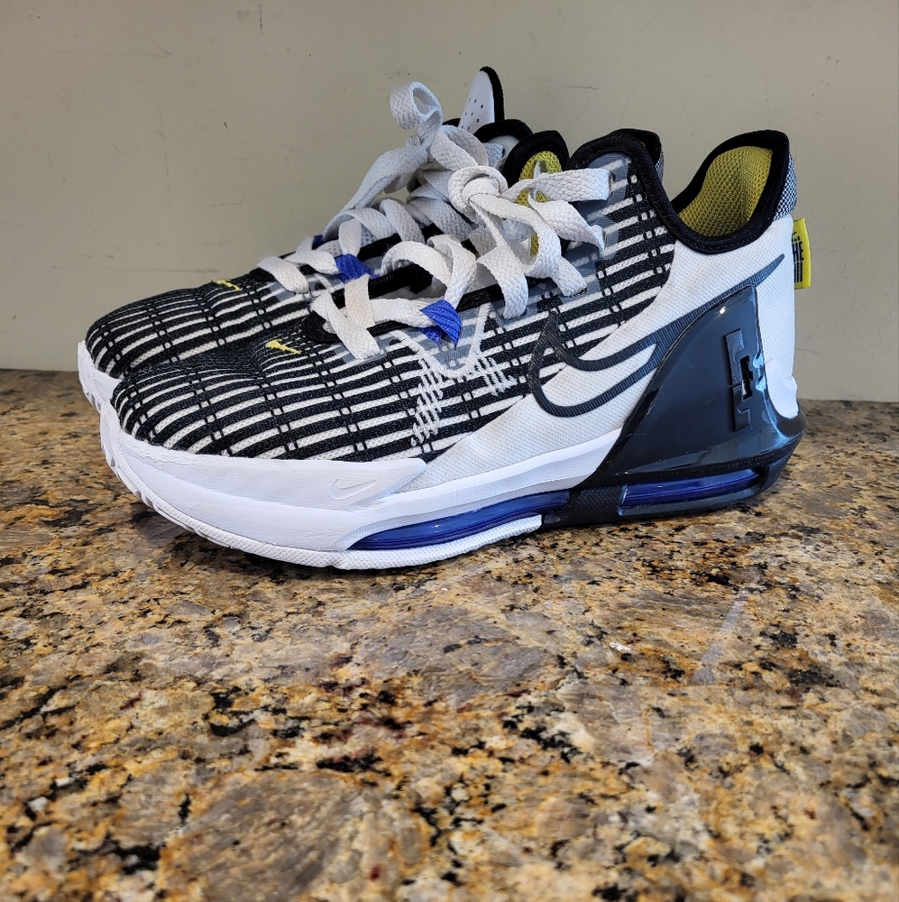 Pre Owned Nike Grade School Boys LeBron Witness 6